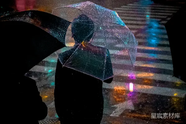 高清摄影 黑色西装外套的男人手持一把透明伞站在人行道前。
