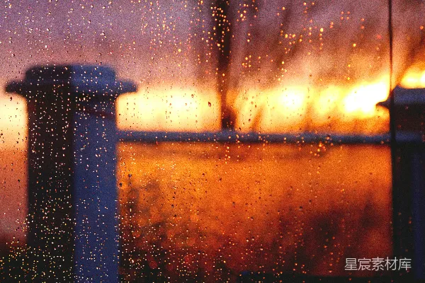 高清摄影 透过蒙上雨水的窗户看日落的景象