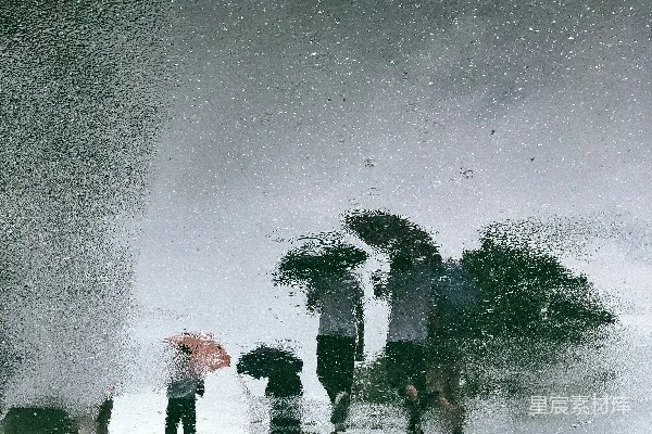 高清摄影 街上有行人行走的照片是湿的玻璃质地