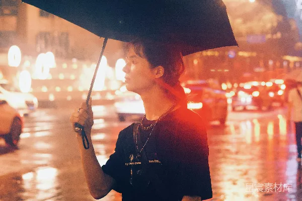 高清摄影 一个女人站在雨中撑着伞