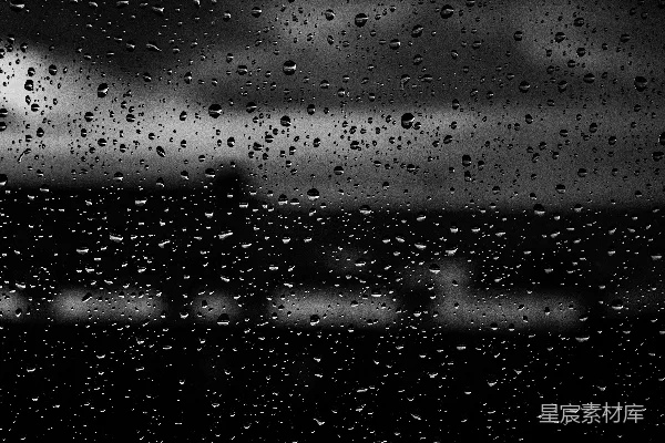 高清摄影 黑白照片中雨滴落在窗户上的景象