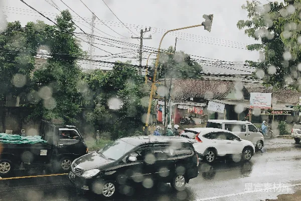 高清摄影 一条被雨水打湿的街道，车辆停在路边。