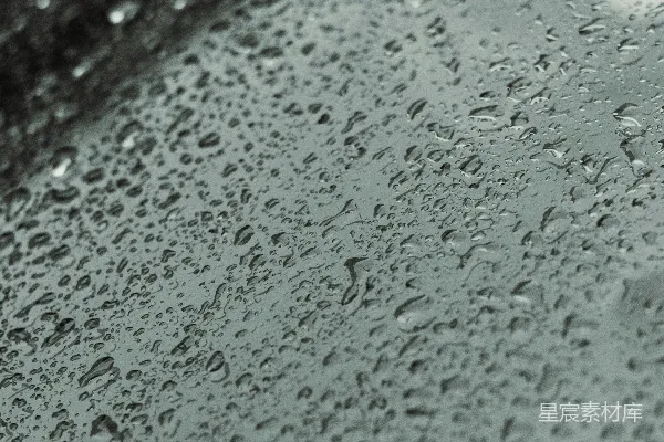 高清摄影 黑白照片上的雨滴 on 窗户