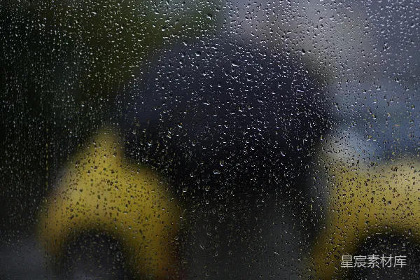 高清摄影 一幅窗户被雨水覆盖的特写镜头