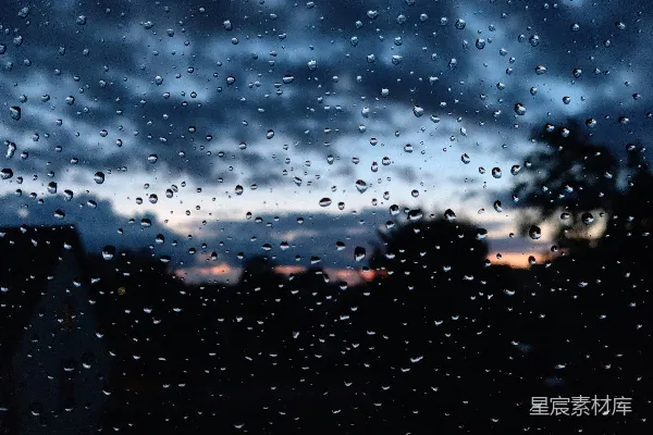 高清摄影 夕阳西下时，雨滴落在窗户上