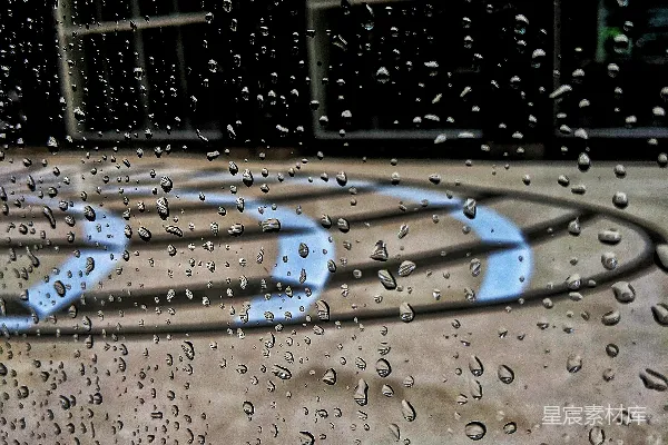 高清摄影 窗户上挂着雨滴，背景有一栋建筑。