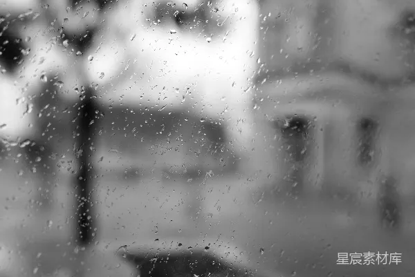 高清摄影 窗玻璃上滴落的雨珠背景模糊