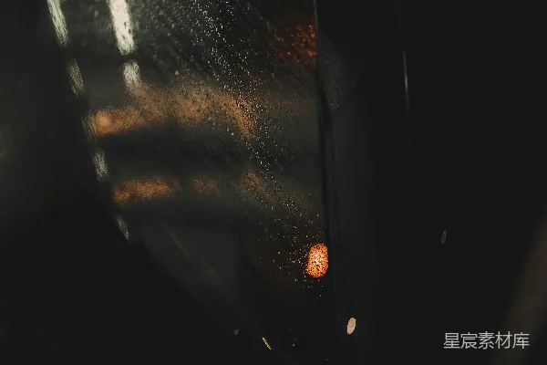 高清摄影 焊接火花正在照亮一片光明。