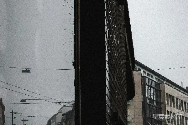 高清摄影 一个男人走在一幢高大建筑旁边的小道上
