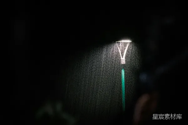 高清摄影 街灯在黑暗中照亮一条雨迹。