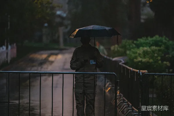 高清摄影 雨中士兵站岗。