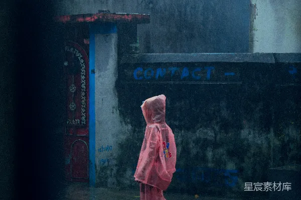 高清摄影 身穿粉红色连衣裙的女人站在过道上