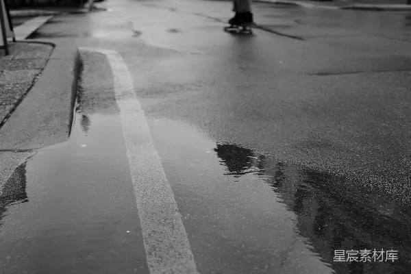 高清摄影 雨后湿地上滑板的人