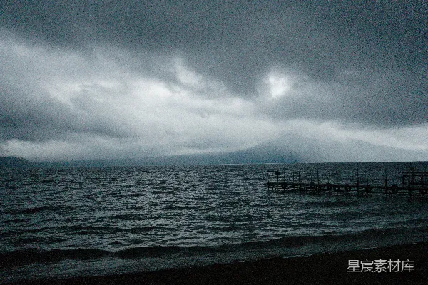 高清摄影 暗雨云团在平静的湖面上聚集。
