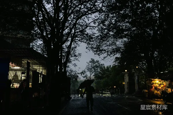 高清摄影 街上一个人拿着雨伞走路