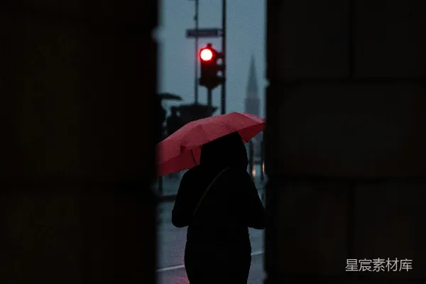 高清摄影 黑色夹克的人拿着雨伞
