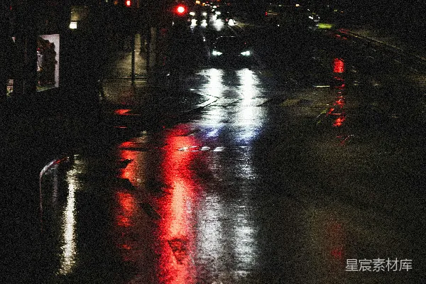 高清摄影 夜晚街道湿滑，车灯闪烁。