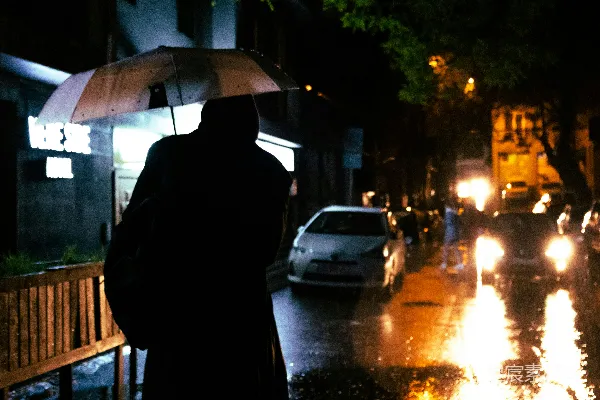 高清摄影 撑着雨伞的人在雨中行走