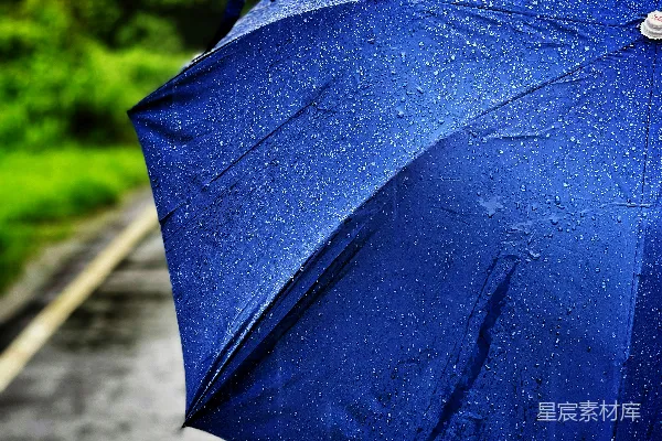 高清摄影 灰水泥路旁的一把蓝色雨伞