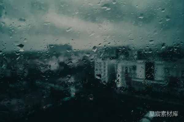 高清摄影 透过蒙上雨水的窗户看去的一栋建筑的景象