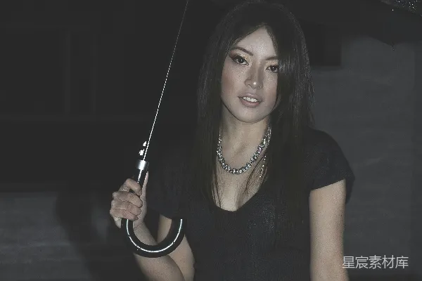 高清摄影 黑色上衣女子持伞