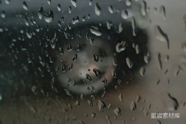 高清摄影 透过雨淋的车窗可以看到一辆车。