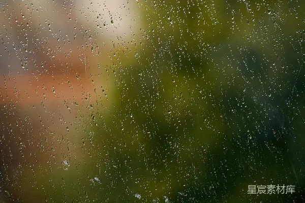 高清摄影 一张窗户的特写镜头中呈现出雨滴