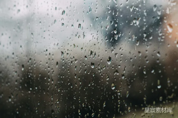 高清摄影 模糊背景中滴落的雨珠