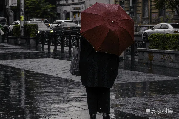 高清摄影 街上一个人拿着雨伞走着