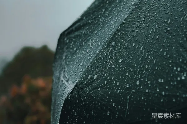 高清摄影 一个在雨中持着黑色伞的人