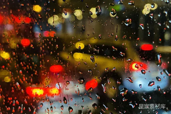 高清摄影 透过蒙上雨的窗户看的城市街道的一瞥