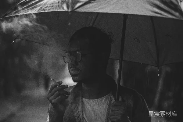 高清摄影 一个男子在雨中撑伞