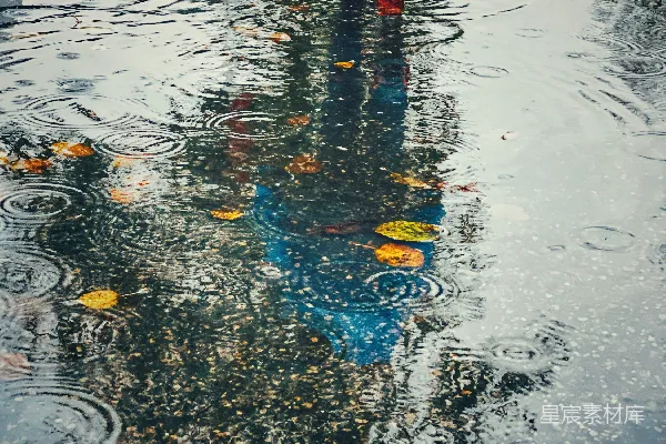 高清摄影 穿着红黑相间雨靴的人正走向水洼。