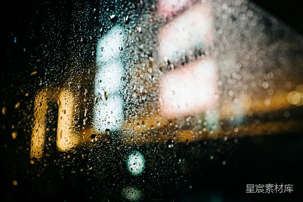 高清摄影 窗外蒙上一层雨的窗户背景中有一栋建筑