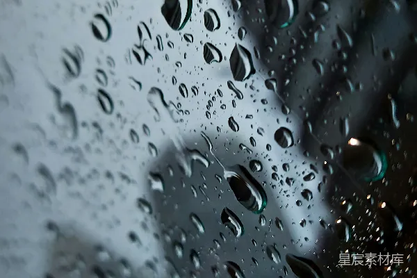 高清摄影 窗外背景有一栋建筑的玻璃上滴滴答答地滴着雨珠。
