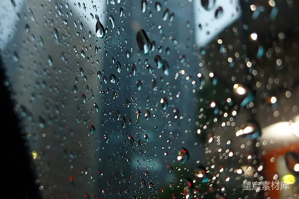 高清摄影 一幅覆盖着雨水的窗户，窗外是城市景色。