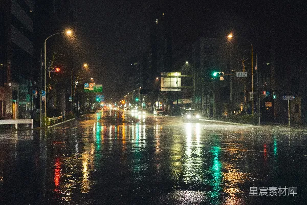 高清摄影 雨夜中的城市街道，车灯闪耀