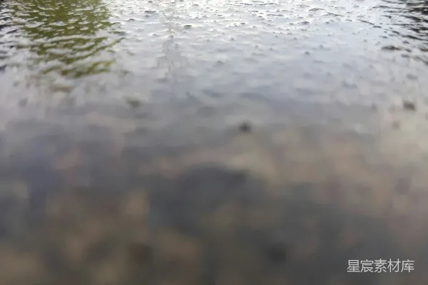 高清摄影 背景中有座建筑的水洼