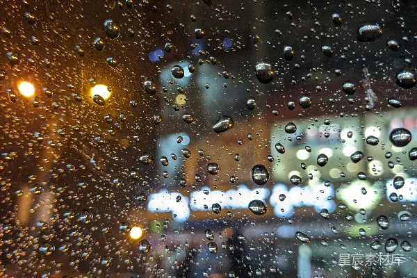 高清摄影 夜晚窗户上挂着雨滴的一幅景象