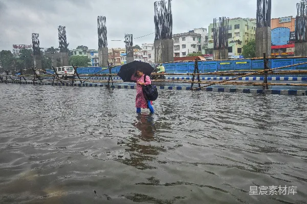 高清摄影 一个人撑着伞走在 flooded 街上。