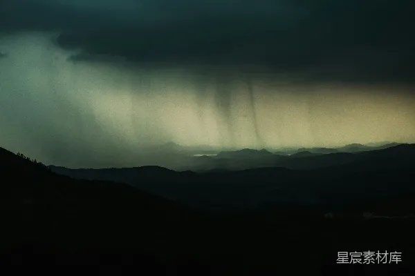 高清摄影 远方山峦上空乌云密布，细雨绵绵。