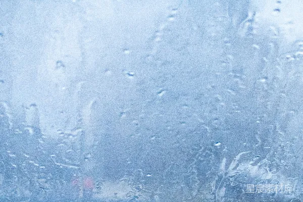 高清摄影 窗玻璃上滚动的雨滴，背景模糊