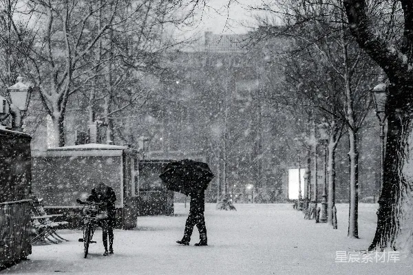 高清摄影 人在雪地里行走