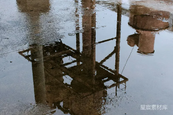 高清摄影 puddles of water中“puddle”应为“pond”的误用，正确的表达应该是“水洼中的倒影”。因此翻译如下：

水中一个池塘的倒影
