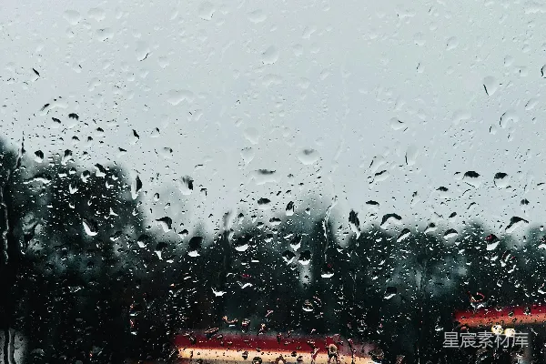高清摄影 透过蒙上雨水的车窗可以看到一辆公共汽车。