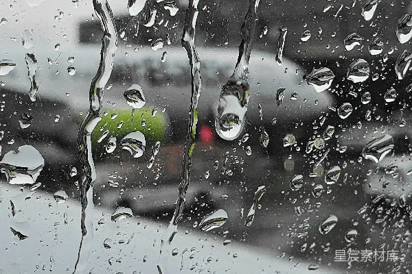 高清摄影 透过蒙上雨水的窗户看去的一条街道