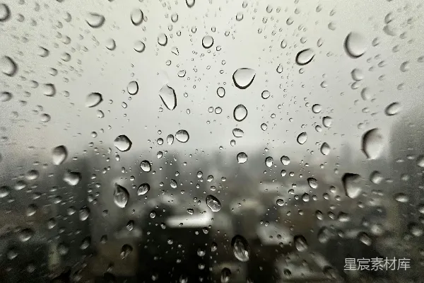 高清摄影 城市背景下的窗户上的雨滴