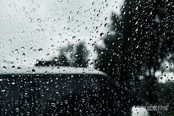 高清摄影 背景中有辆汽车的一扇雨淋湿的窗户