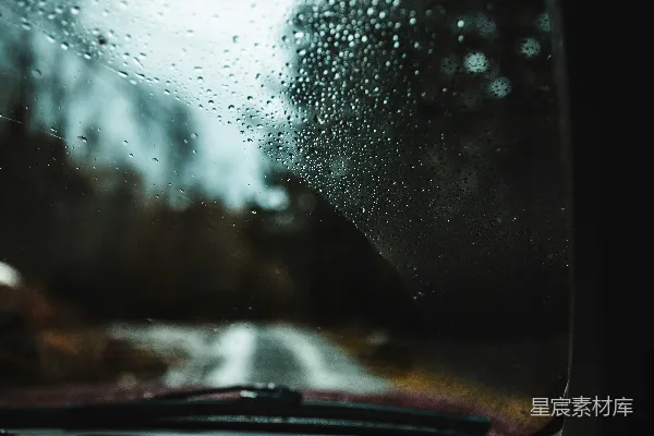 高清摄影 一辆汽车雨天的挡风玻璃被雨水覆盖