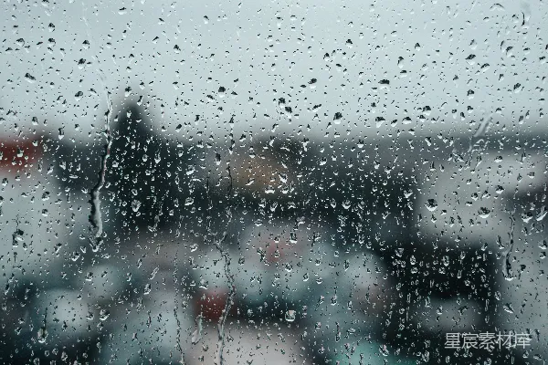高清摄影 透过蒙上雨水的窗户看去的一个停车场的景象